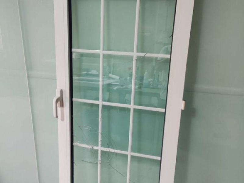 Puerta sin montar para acceso a patio exterior en aluminio y cristal – MACC Cristalería