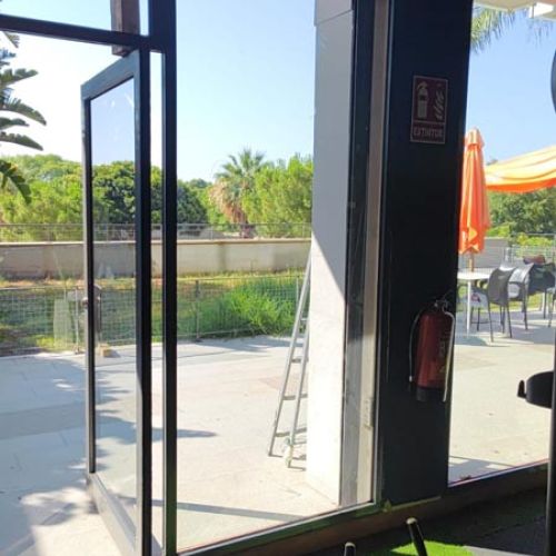 Puerta y cristalera para locales comerciales – MACC Cristalería