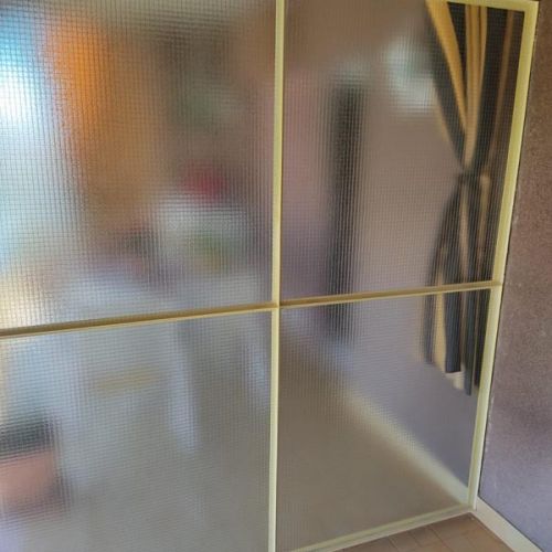 Cerramiento en cristal separador de balcón – MACC Cristalería