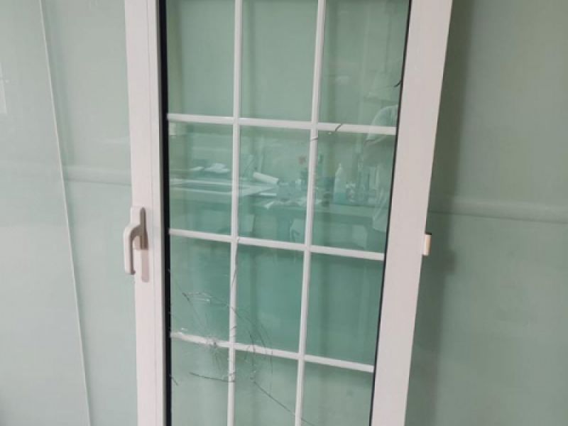 Puerta sin montar para acceso a patio exterior en aluminio y cristal – MACC Cristalería