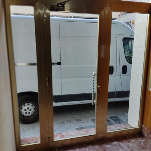 Puerta exterior para comunidades de vecinos – MACC Cristalería