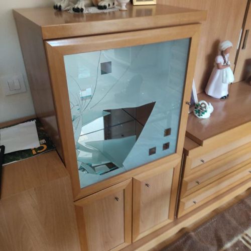 Reparación de cristal roto en mueble de salón – MACC Cristalería