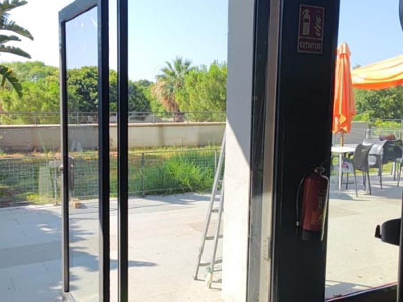 Puerta y cristalera para locales comerciales – MACC Cristalería