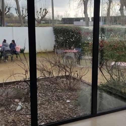 Puerta acristalada para salida a jardín – MACC Cristalería