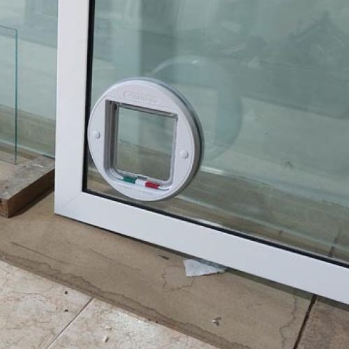 Puerta adaptada para salida de gatos – MACC Cristalería