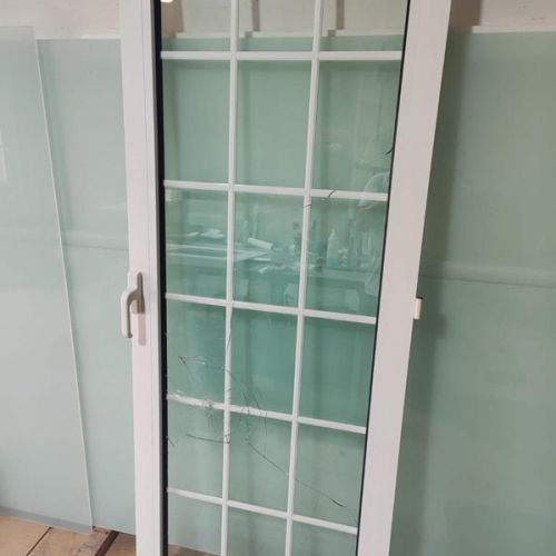 Puerta sin montar para acceso a patio exterior en aluminio y cristal – MACC Cristalería